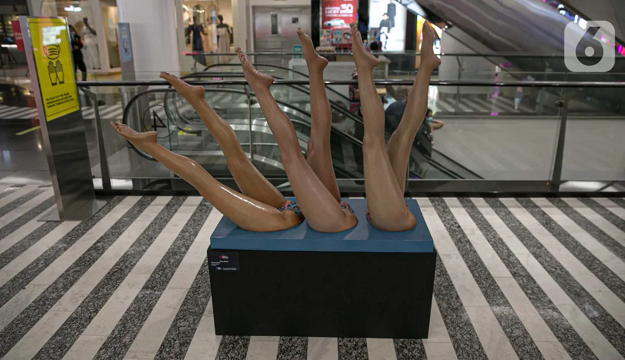 Seni instalasi yang dipamerkan dalam pameran 'Seni yang Tidak Pernah Pudar' di Plaza Indonesia, Jakarta, Senin (15/3/2021). Sebanyak 43 karya dari 21 seniman tersebut merupakan rangkaian acara yang bertemakan '31 Years & Fabulous'. (Liputan6.com/Faizal Fanani)