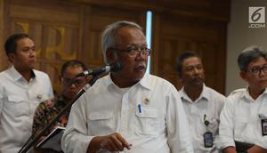 Menteri Pekerjaan Umum dan Perumahan Rakyat, Basuki Hadimuljono memberikan penjelasan terkait penembakan terhadap 31 pekerja yang tengah membangun Trans Papua saat konferensi pers di Kementerian PUPR, Jakarta, Selasa (4/12). (Merdeka.com/Imam Buhori)
