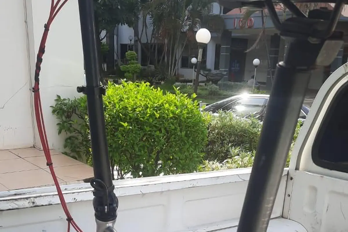 Mobil Listrik tabrak lansia naik sepeda