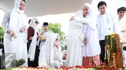 Suasana haru keluarga Terry Putri saat pemakaman ibunya di TPU Tanah Kusir‎, Jakarta, Minggu (5/2). Sang ibunda meninggal akibat terkena serangan jantung usai menjalani operasi.‎ (Liputan6.com/Herman Zakharia)