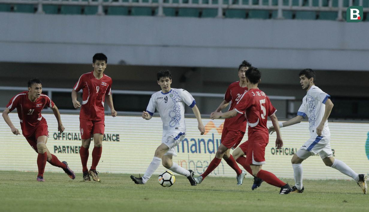 Pemain Uzbekistan, Alljonov Khojiabar, saat melawan Korea Utara pada laga PSSI Anniversary Cup 2018 di Stadion Pakansari, (27/4/2018). Korea Utara bermain imbang 2-2 dengan Uzbekistan. (Bola.com/M Iqbal Ichsan)
