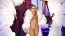 Berusaha melanjutkan penampilannya, namun Mariah Carey akhirnya tidak berhasil menyelesaikan baris terakhir lagu tersebut. Sambil menyerahkan mic, ia meminta penonton untuk menyanyikan lagu ‘Emotion’ itu. (AFP/Bintang.com)
