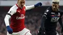 Pemain Arsenal, Mesut Ozil (kiri) berusaha melewati adangan pemain Crystal Palace, Patrick van Aanholt pada lanjutan Premier League di Emirates stadium, London, (20/1/2018). Arsenal menang 4-1. (AP/Frank Augstein)