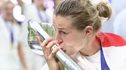 Pemain Timnas Wanita Inggris, Ellen White mencium piala saat timnya menjadi juara Euro 2022 usai mengalahkan Jerman 2-1 pada babak final di stadion Wembley, di London, pada Juli 31 Desember 2022. (AFP/Justin Tallis)