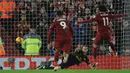 Penyerang Liverpool, Mohamed Salah (kanan) saat memasukan bola lewat titik penalti selama pertandingan melawan Arsenal pada lanjutan Liga Inggris di Anfield Stadium (29/12). Liverpool menang telak atas Arsenal 5-1. (AP Photo/Rui Vieira)