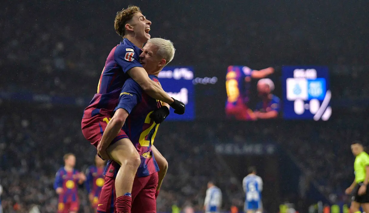 Gelandang Barcelona asal Spanyol, Daniel Olmo (kanan) merayakan gol bersama Fermin Lopez usai mencetak gol pada pertandingan pekan ke-18 Liga Spanyol 2025/2026 melawan RCD Espanyol di Stadion RCDE, Sabtu 3 Januari 2026 waktu setempat atau Minggu (4/1/2026) dini hari WIB. Derbi Catalunya antara RCD Espanyol dan Barcelona pada pekan ke-18 Liga Spanyol 2025/2026 berakhir dengan kemenangan Blaugrana. (MANAURE QUINTERO/AFP)