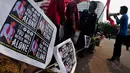 Massa membawa bendera berisi foto Ahok yang bertuliskan "Ahok You Will Never Walk Alone", Jakarta, Rabu (19/11/2014) (Liputan6.com/Johan Tallo)