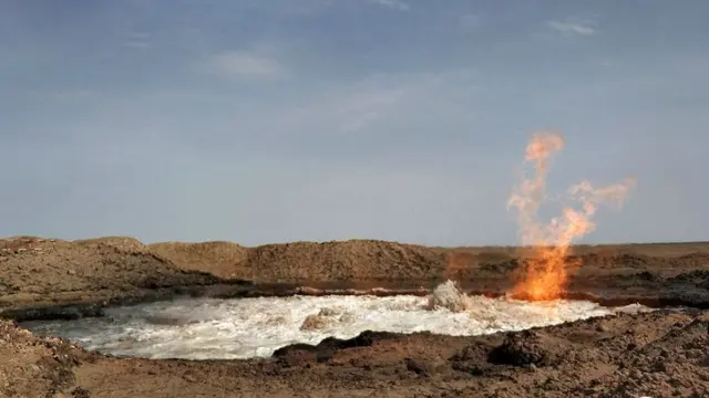 Ngeri, Turkmenistan Punya Kawah Berapi yang Menyala Di Atas Air