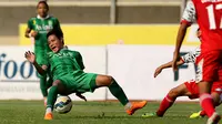 Pemain Persebaya United, Evan Dimas terjatuh saat mengejar bola pada laga Piala Presiden melawan Martapura FC di Stadion Si Jalak Harupat, Bandung, Rabu (2/9/2015). Pertandingan berakhir imbang 0-0.(Bola.com/Peksi Cahyo)