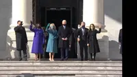 Joe Biden dan Kamala Harris yang didampingi oleh pasangan masing-masing sebelum memasuki Gedung Capitol Hill, AS. (Siaran langsung VOA)