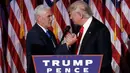 Presiden ke-45 AS Donald Trump dan Wakil Presiden Mike Pence berjabat tangan di hadapan pendukung di Manhattan, New York, Rabu (9/11). Trump berhasil mendapat suara electoral votest lebih dari 270 sebagai syarat kemenangan Pilpres AS. (REUTERS/Mike Segar)