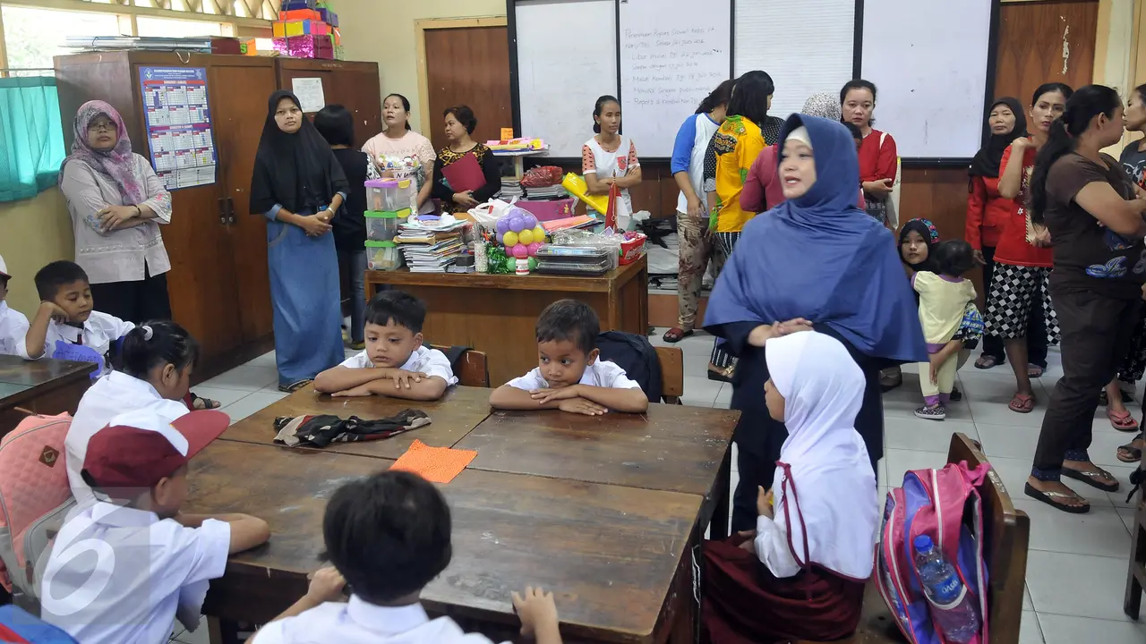 20160718-Hari Pertama Sekolah, Orangtua Penuhi SDN Manggarai 17 Pagi-Jakarta