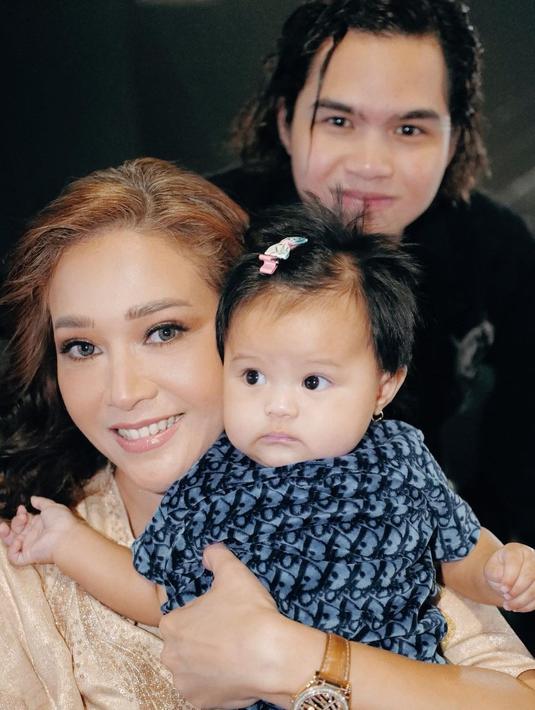 "Ameena ama Oda (oma Bunda) And kakak @duljaelani," tulis Maia Estianty di Instagramnya. Ya, Maia memiliki nama sapaan Oda. (Foto: Instagram/ maiaestiantyreal)