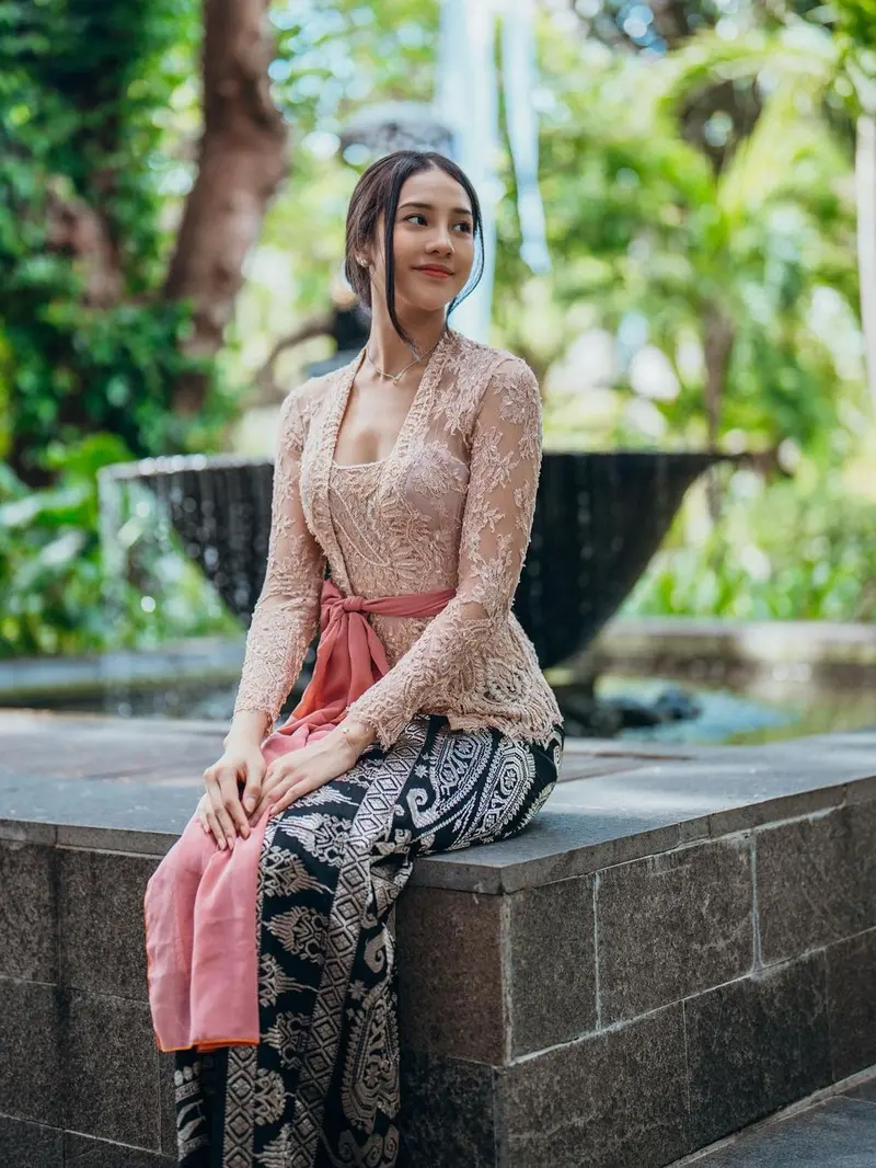 6 Pesona Anggun Khas Gadis Bali dari Anya Geraldine dalam Balutan Kebaya