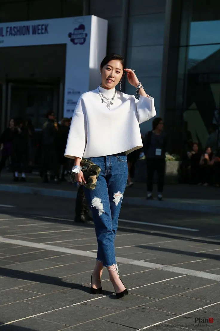 Memadupadankan jeans ala street style Korea. (Sumber foto: Pinterest)