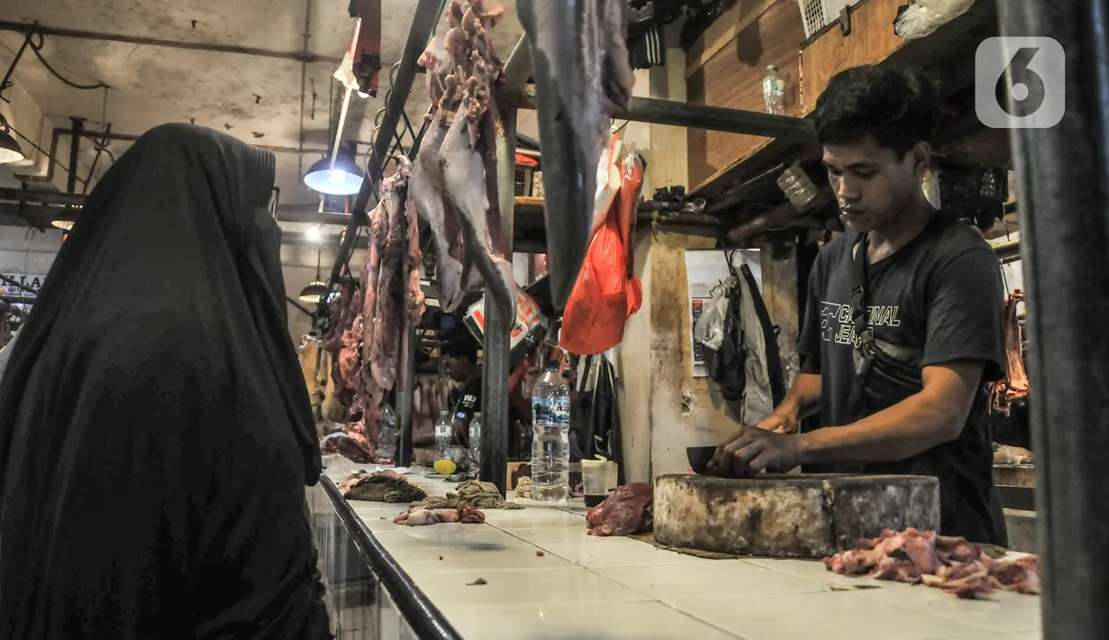 Pedagang daging sapi melayani pembeli di Pasar Senen, Jakarta, Kamis (17/3/2022). Harga daging sapi yang masih melambung tinggi pada kisaran Rp 130.000 - Rp 145.000 per kilogram menyebabkan penjualan menurun hingga 50 persen. (merdeka.com/Iqbal S. Nugroho)