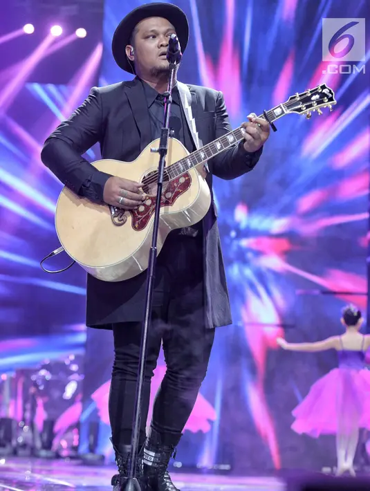 Penampilan Virgoun membawakan lagu berjudul "Bukti" pada malam puncak HUT ke-28 SCTV di ICE BSD, Tangerang Selatan, Jumat (24/8). Sejumlah musisi dan pemain sinetron turut memeriahkan HUT SCTV ke-28. (Liputan6.com/Faizal Fanani)