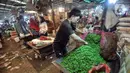 Pedagang merapikan cabai rawit yang dijual di Pasar Induk Kramat Jati, Jakarta Timur, Kamis (2/6/2022). Menurut pedagang, kenaikan harga cabai disebabkan oleh menurunnya pasokan akibat musim hujan di daerah pemasok. (merdeka.com/Iqbal S Nugroho)
