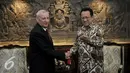 Ketua DPD RI Irman Gusman berjabat tangan dengan Duta Besar Republik Ceko Ivan Hotek di ruang pimpinan gedung parlemen, senayan, Jakarta. Rabu (6/1/2016). Dalam kunjungannya memperkuat relasi antara Ceko dengan Indonesia. (Liputan6.com/JohanTallo)