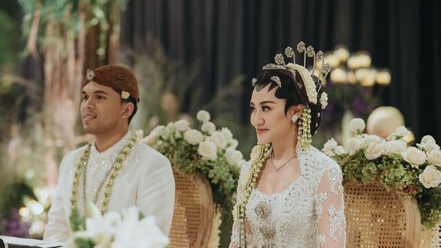 Usung Busana Adat Solo, Kebaya Pengantin Aaliyah Massaid Modifikasi Baju Pernikahan Reza Artamevia