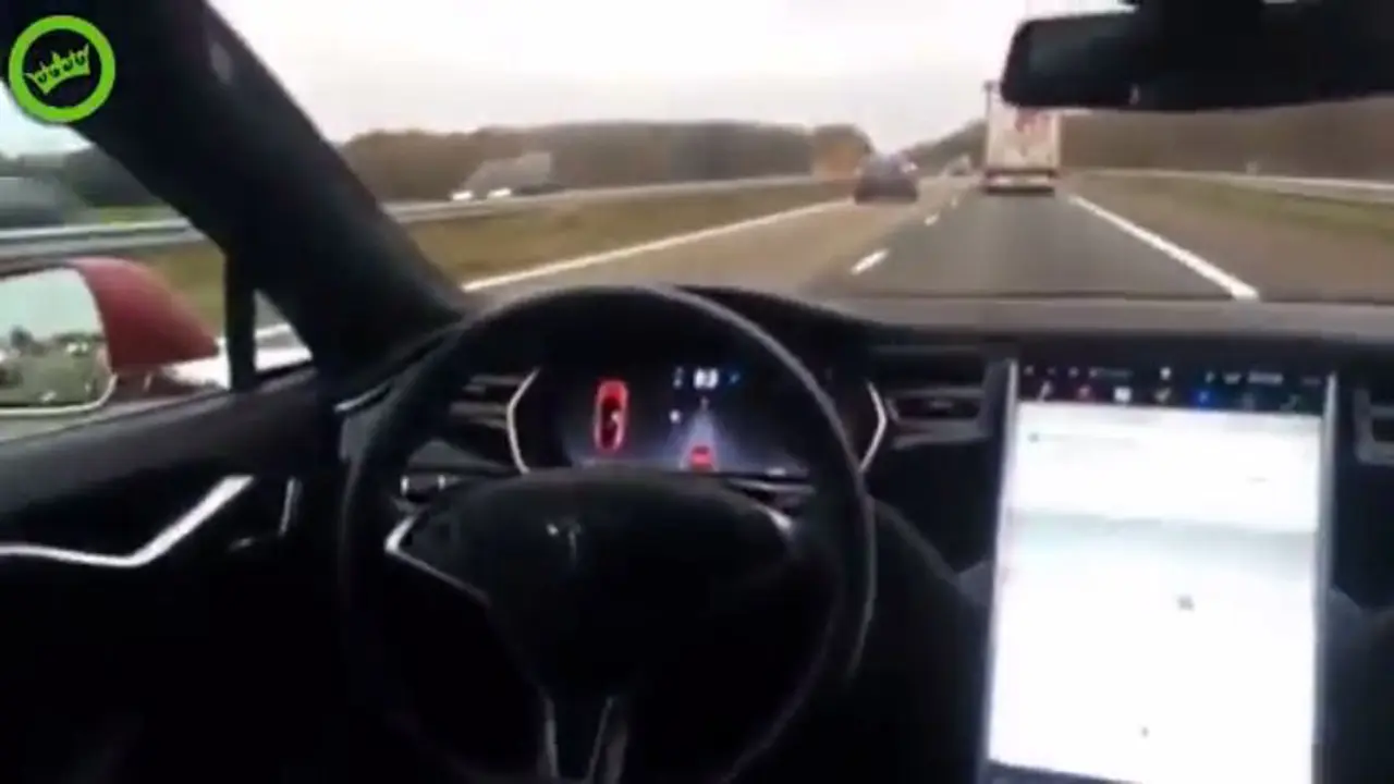 Pria Ini Uji Coba Fitur Autopilot dari Kursi Belakang