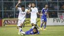 Striker Arema Cronus, Samsul Arif terjatuh saat berebut bola dengan pemain Bali United pada laga perempat final Piala Presiden 2015 di Stadion Kanjuruhan, Malang, Sabtu (19/9/2015). (Bola.com/Vitalis Yogi Trisna)