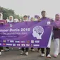 Pintu Barat Daya Silang Monas, Jakarta, dipenuhi ratusan orang berpakaian ungu, bentuk kepedulian terhadap penderita Alzheimer. 