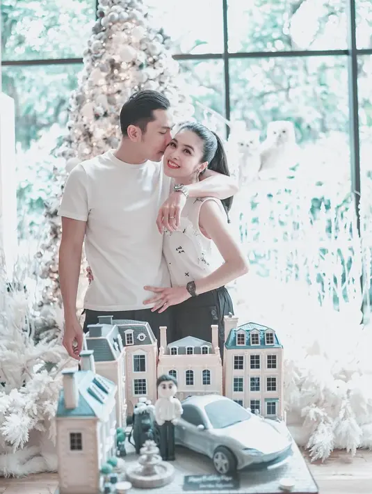 Kala itu, Sandra Dewi dan Harvey Moeis tampil kompak dengan outfit bernuansa monokrom. Sandra Dewi mengenakan atasan sleeveless dan celana hitam, sementara Harvey Moeis hanya mengenakan t-shirt putih dan celana panjang. (instagram/sandradewi88)