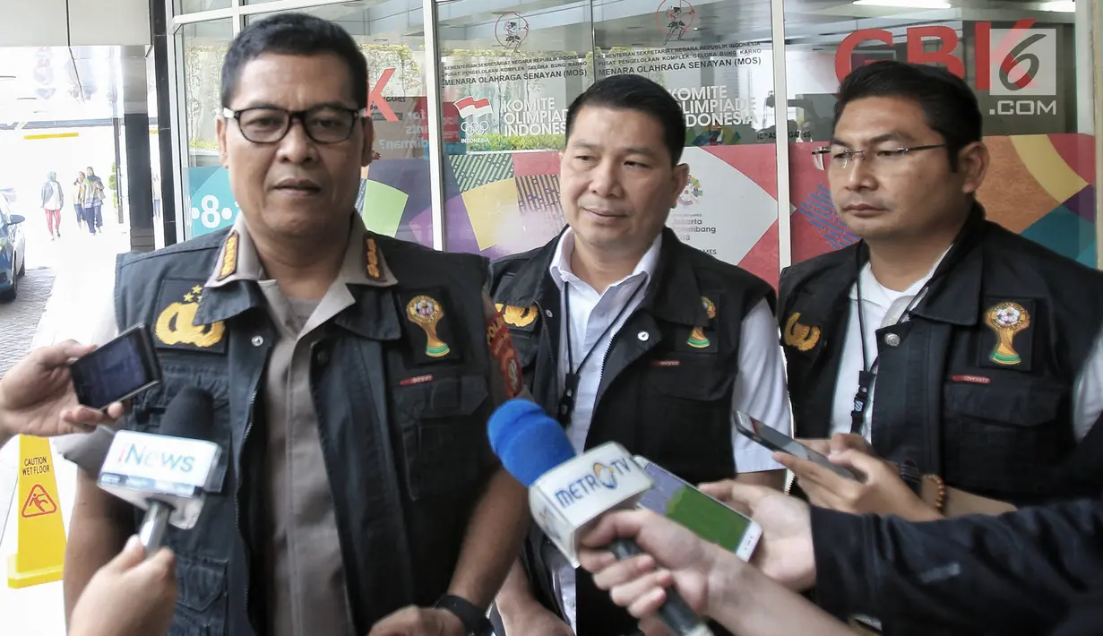 Ketua Tim Media Satgas Antimafia Bola Komisaris Besar Argo Yuwono memberikan keterangan pers terkait Penggeledahan kantor baru PSSI di FX Tower, Jakarta, Rabu (30/1). (Liputan6.com/Faizal Fanani)