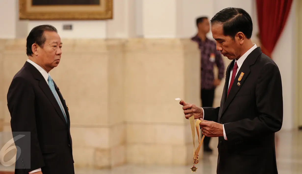 Presiden Joko Widodo bersiap memberi penganugerahan tanda kehormatan RI ke Jepang di Istana Negara, Jakarta, Senin (23/11/2015). Jokowi memberi penganugerahan kepada Ketua Liga Parlemen Jepang-Indonesia Mr. Toshihiro Nikai. (Liputan6.com/Faizal Fanani)