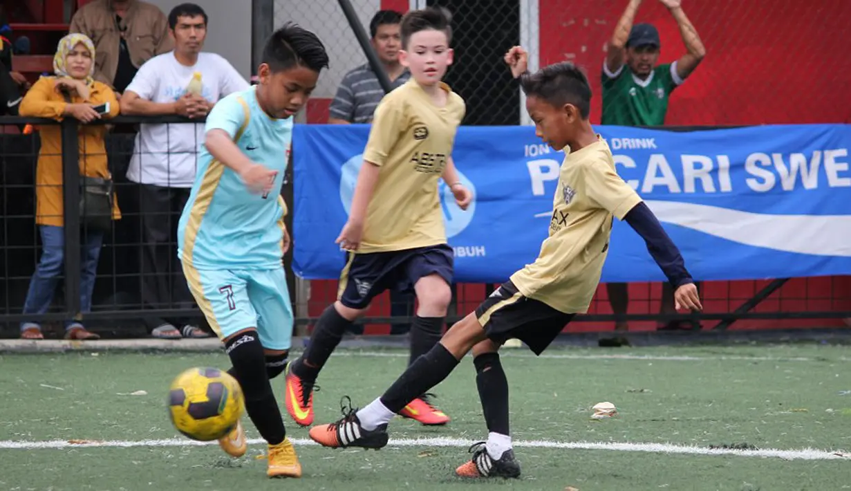 Perebutan bola antar pemain U-11 dalam laga Liga Bola Indonesia 2016 pekan ke-5 di Sabnani Park, Alam Sutera, Tangerang, Minggu (2/10/2016). (Bola.com/Liga Bola Indonesia)
