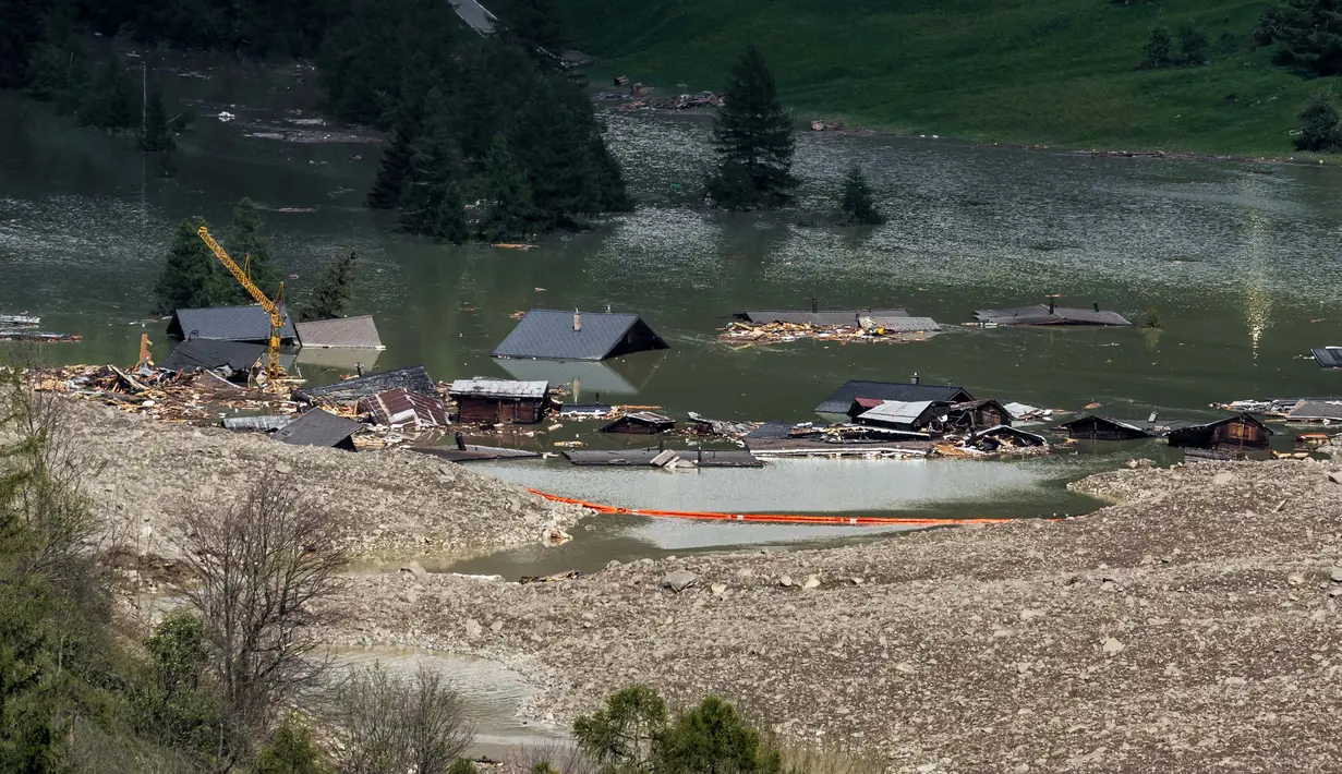 Longsor gletser yang melanda Desa Blatten, Swiss, menyumbat aliran Sungai Lonza di Lembah Alpen. Sumbatan memicu terbentuknya danau dan meningkatkan risiko banjir, mendorong otoritas memperluas kesiagaan evakuasi. (Fabrice COFFRINI/AFP)Sebelumnya, pada 28 Mei 2025, Gletser Birch di wilayah Valais selatan Swiss runtuh. (Fabrice COFFRINI/AFP)