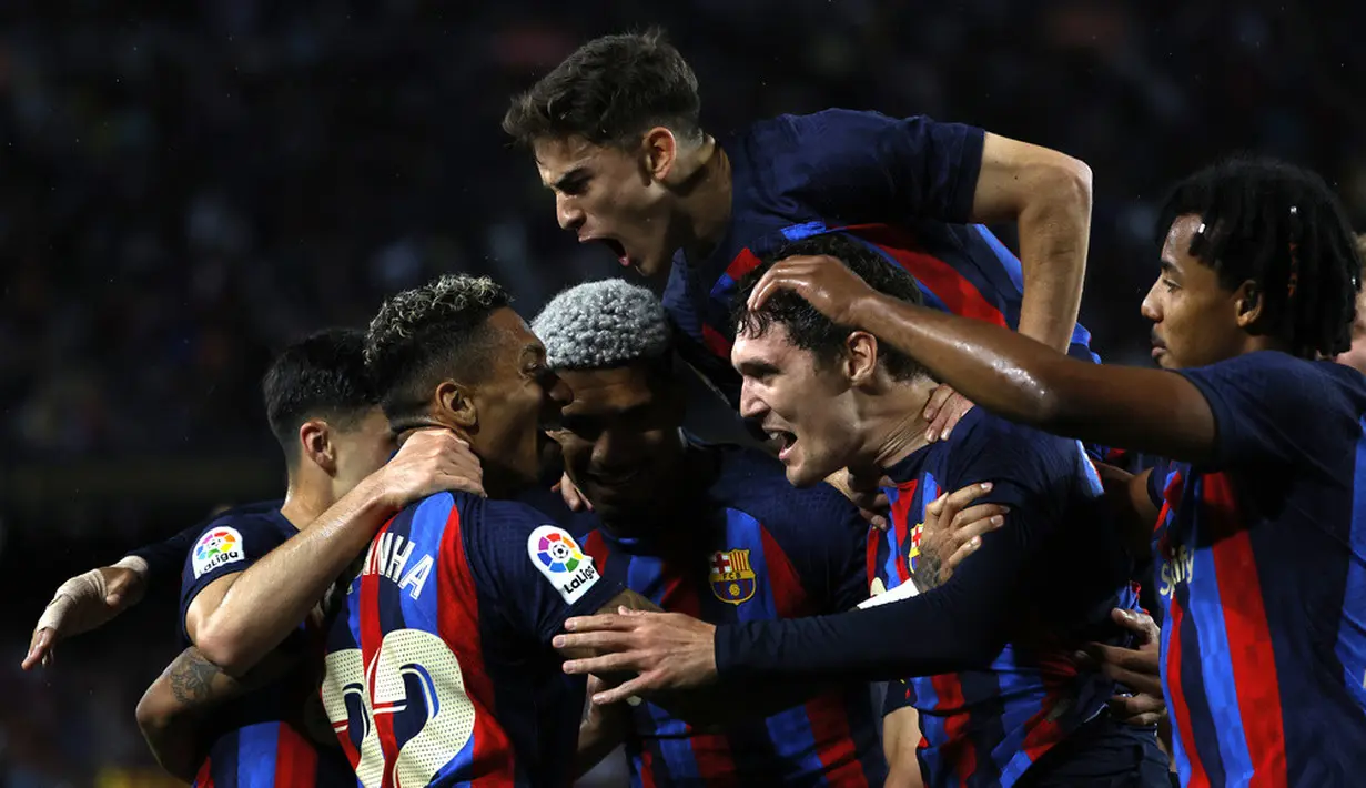 <p>Pemain Barcelona Andreas Christensen (tengah kanan) merayakan dengan rekan setimnya setelah mencetak gol ke gawang Real Betis pada pertandingan sepak bola La Liga Spanyol di Stadion Camp Nou, Barcelona, Spanyol, Sabtu (29/4/2023). (AP Photo/Joan Monfort)</p>