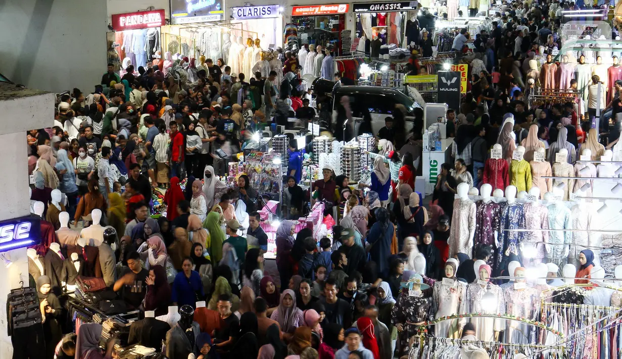 Pada Minggu (23/3/2025) siang, ribuan warga memadati pasar grosir terbesar se-Asia Tenggara itu, mereka datang dari berbagai daerah untuk membeli baju Lebaran di Pasar Tanah Abang. (Liputan6.com/Herman Zakharia)