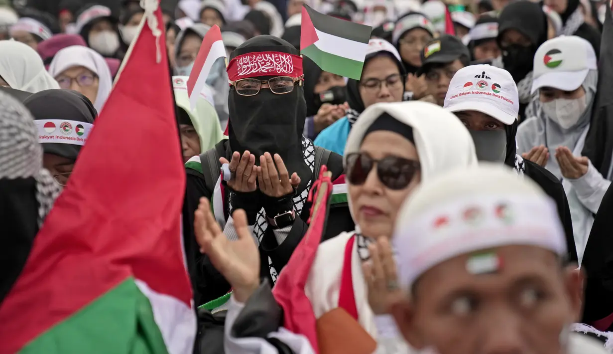 Tidak hanya orang dewasa, anak-anak bahkan balita pun diajak orang tuanya untuk meramaikan aksi tersebut. (AP Photo/Dita Alangkara)