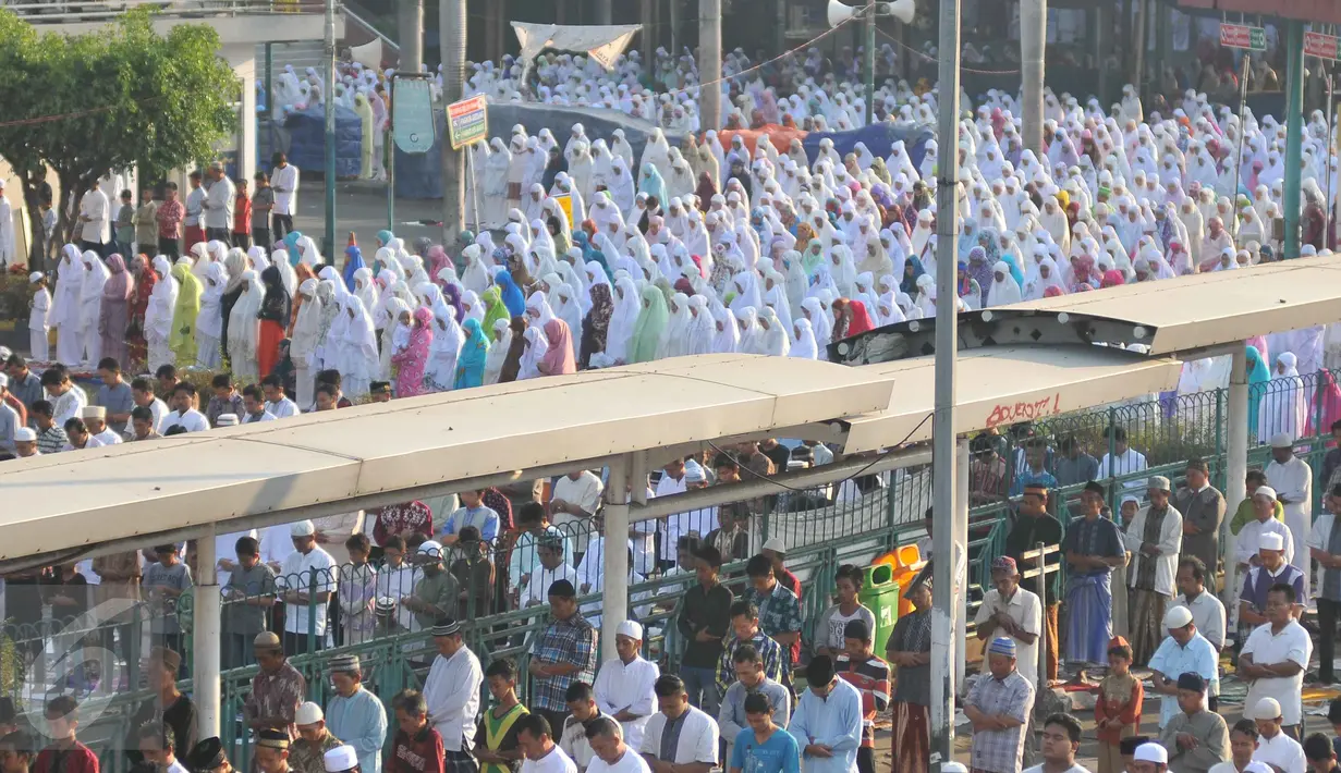 Ribuan umat muslim melaksanakan Shalat Idul Adha 1436 H di Kawasan Senen, Jakarta, Kamis (24/9/2015). Banyaknya jamaah yang datang membuat mereka melaksanakan Shalat Ied di jalan.(Liputan6.com Gempur M Surya)