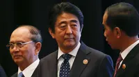 Presiden Jokowi (kanan) berbincang dengan Perdana Menteri Jepang Shinzo Abe pada KTT Asia Timur ( EAS ) ke 10 di Kuala Lumpur, Malaysia, (22/11). Acara diikuti oleh 27 negara.  (REUTERS/Jorge Silva)