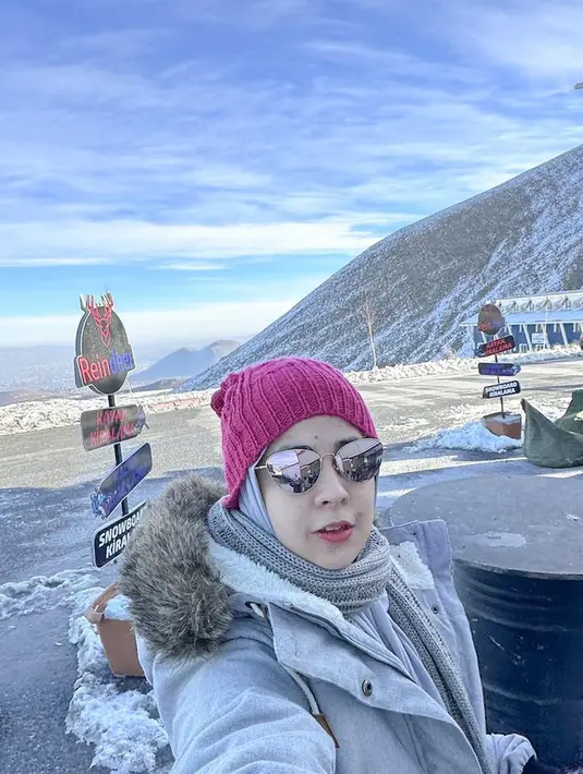 Pemain sinetron ‘Anugerah Terindah’ itu juga tampak nyaman dengan busana yang simpel, tapi sudah terlihat hangat. Penampilan Risty Tagor juga makin lengkap karena memakai syal rajut warna senada dengan coat musim dingin yang dia kenakan. Sebagai aksesori, ia juga memakai hat scarf warna merah dan kacamata. (Liputan6.com/IG/@ristytagor)