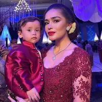 Yasmine pun tampil dalam balutan kebaya modern berwarna merah saat menghadiri acara pernikahan kerabat. Bahkan, rambutnya juga tampak rapi dengan sanggul serta hiasan bunga melati. (Liputan6.com/IG/@yaswildblood)