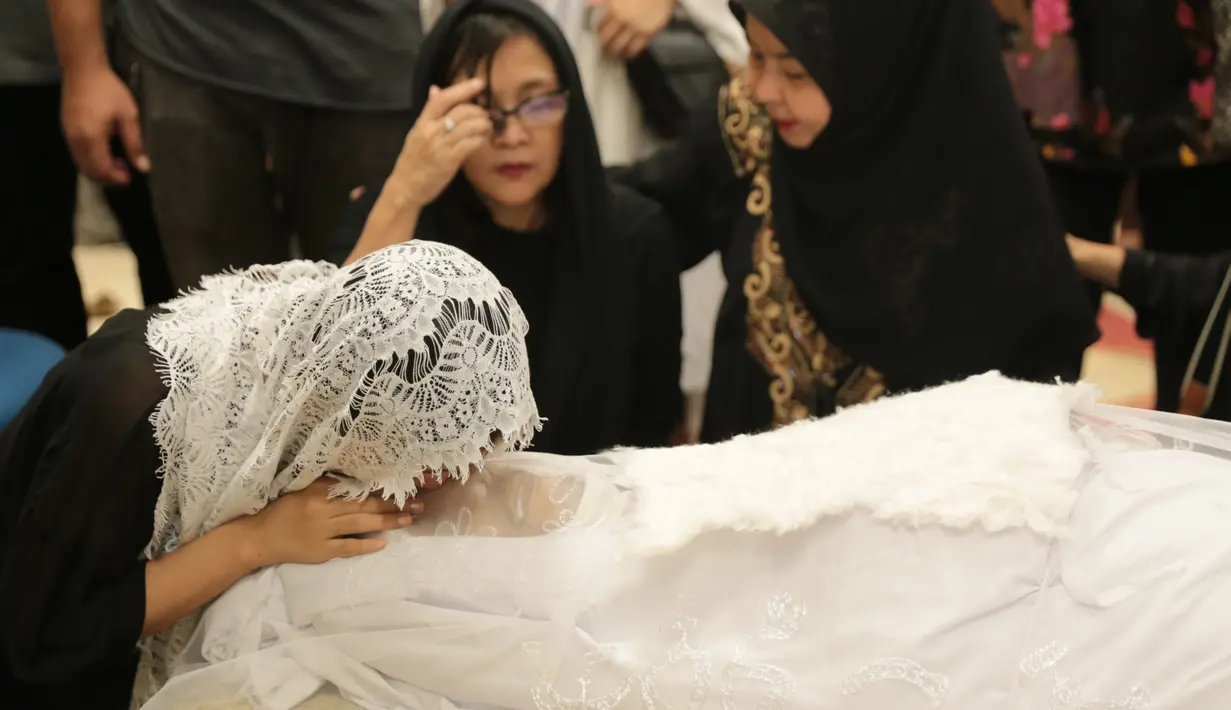 Musisi Yockie Suryo Prayogo meninggal dunia dalam usia 63 tahun. Mantan keyboardis Godbless itu meninggal dunia setelah cukup lama melawan penyakit komplikasi yang telah dideritanya. (Adrian Putra/Bintang.com)