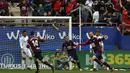 Bek Eibar, Ramis, melakukan selebrasi usai mencetak gol ke gawang Real Madrids pada laga La Liga di Stadion Ipurua, Sabtu (10/3/2018). Eibar takluk 1-2 dari Real Madrid. (AP/Alvaro Barrientos)