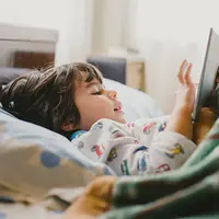 Ilustrasi anak bermain gadget sebelum tidur/credit: pexels