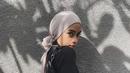Model kerudung atau pashimana seperti Ayudia Bing Slamet ini juga bisa jadi tampilan hijab yang tidak biasa loh. Bisa padukan dengan blouse hitam. (Instagram @ayudiac)
