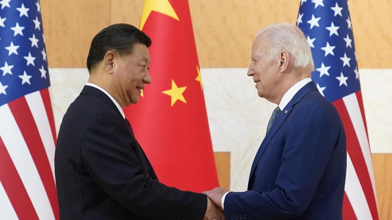 Presiden AS Joe Biden, kanan, dan Presiden China Xi Jinping berjabat tangan sebelum pertemuan mereka di sela-sela KTT G20, Senin, 14 November 2022, di Nusa Dua, Bali, Indonesia. (Foto AP/Alex Brandon)