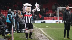 Hujan deras yang mengguyur daerah tersebut membuat air menggenang dan lapangan menjadi becek di Blundell Park. (AFP/Darren Staples)