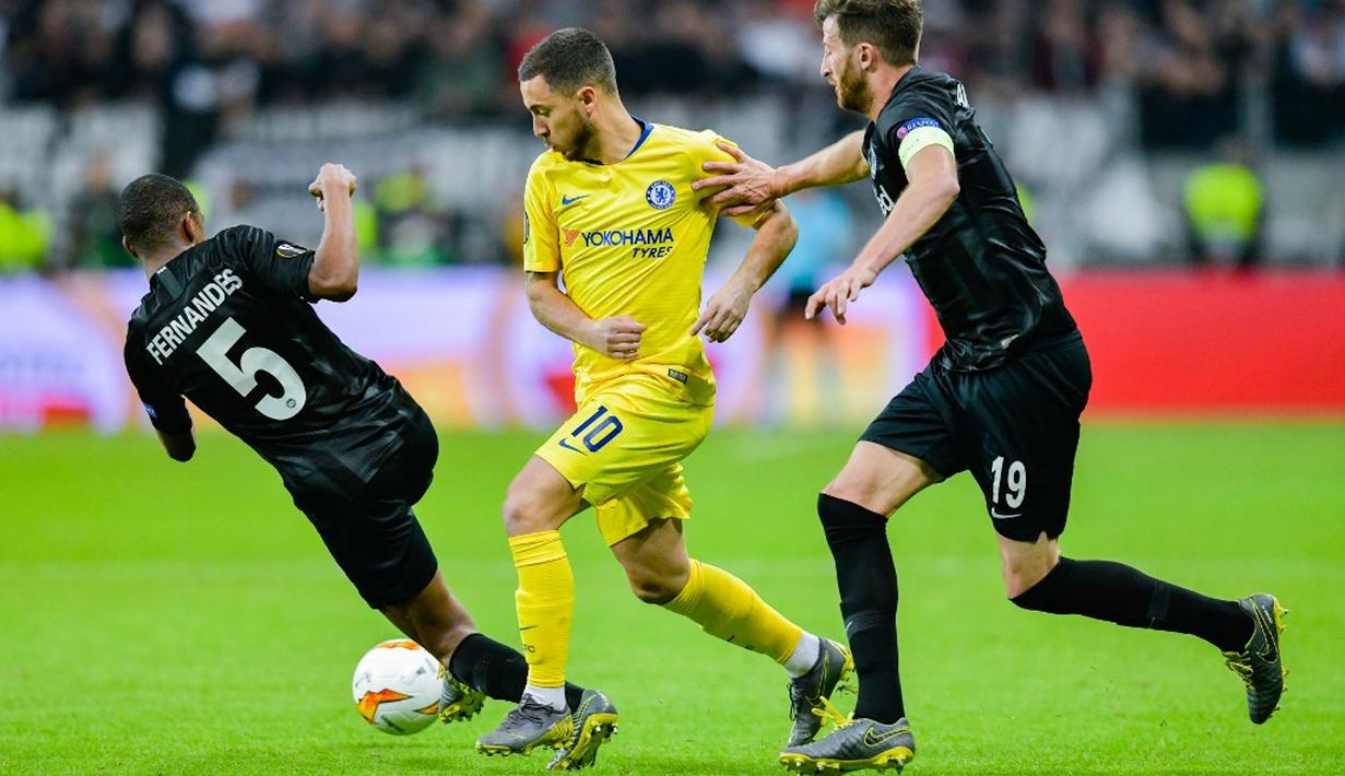Gelandang Chelsea, Eden Hazard berupaya lepas dari dua pemain lawan pada leg 1, semifinal Liga Europa yang berlangsung di Stadion Commerzbank Arena, Frankfurt, Jumat (3/5). Chelsea imbang 1-1 kontra Eintracht Frankfurt. (AFP/Uwe Anspach)