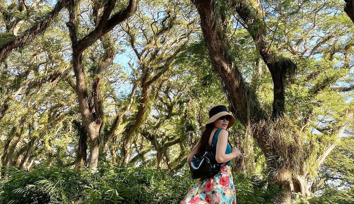 Ayu Ting Ting menikmati liburan di Banyuwangi dengan outfit yang menarik perhatian. [Instagram.com/ayutingting92]