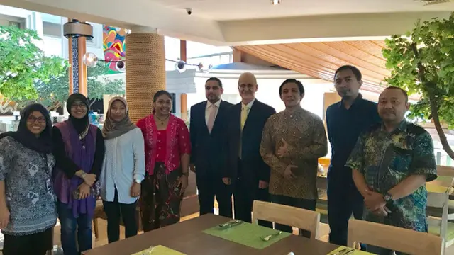 Duta Besar Bahrain untuk Indonesia Mohamed Ghassan Shaikho bersama awak media (Twitter/@BahrainEmbIND)