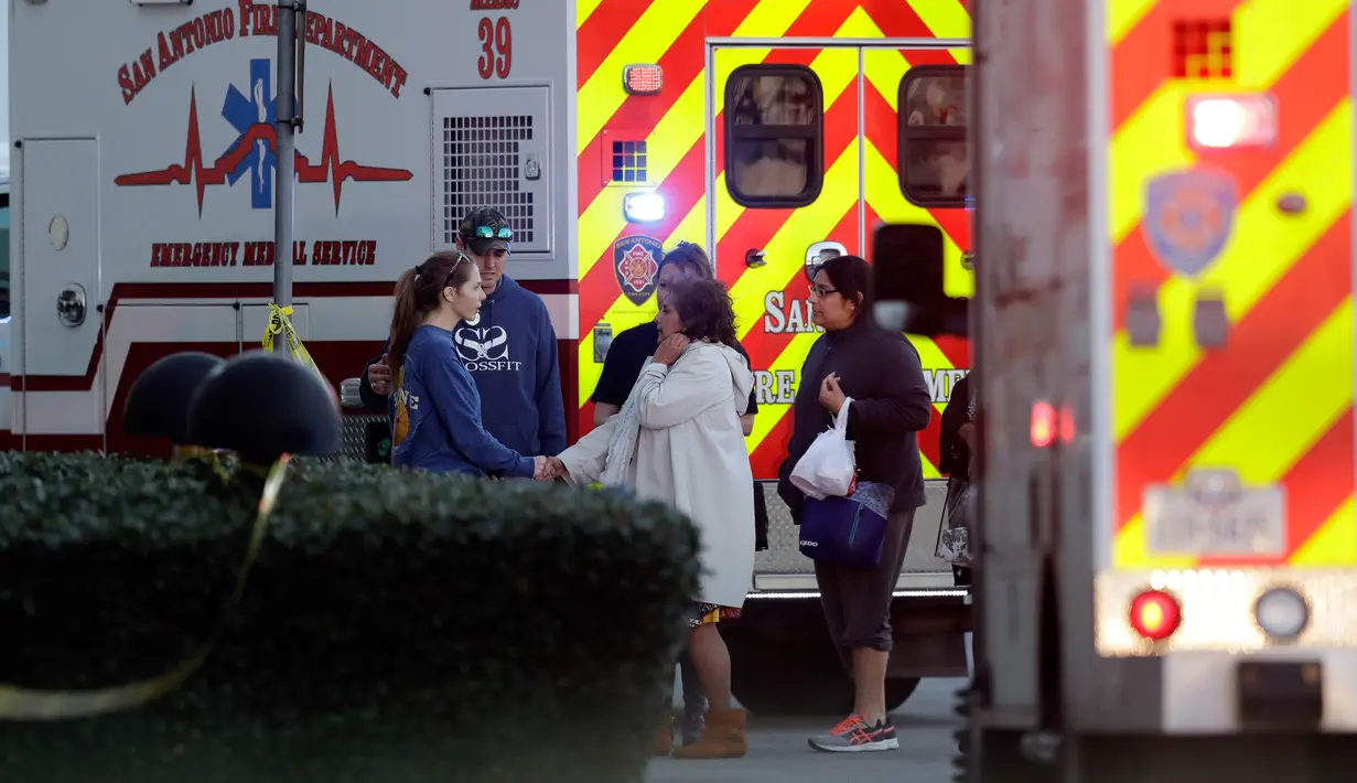 Mobil ambulans didatangkan ke Rolling Oaks Mall, Texas setelah terjadinya baku tembak, Minggu (22/1). Polisi menyatakan, ada dua tersangka yang terlibat perampokan dengan penembakan yang menewaskan satu orang. (AP Photo/Eric Gay)