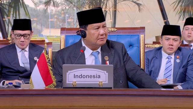 Presiden Prabowo Subianto saat berpidato dalam sesi khusus Konferensi Tingkat Tinggi (KTT) Ke-11 Developing Eight (D-8) di Istana Kepresidenan New Administrative Capital, Kairo, Mesir, Jumat (20/12/2024). (Foto: Pool Host D-8)